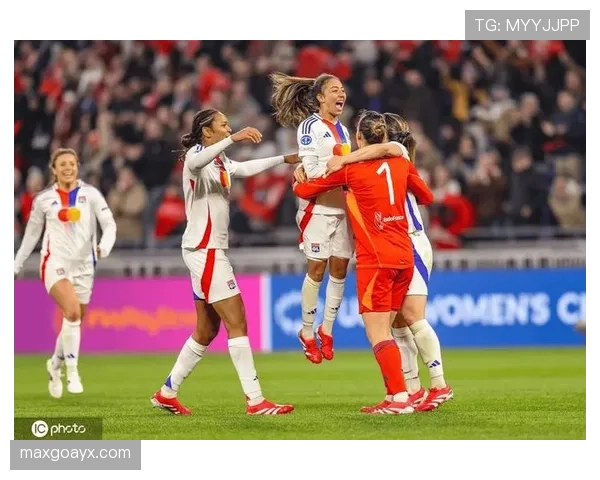 女足欧冠决赛冠军诞生，历史时刻闪耀绿茵场