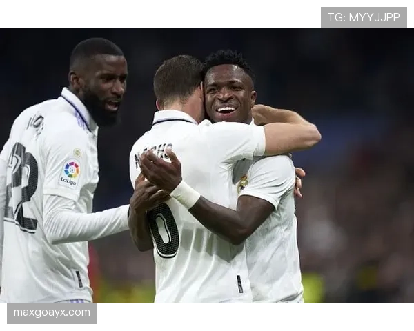 尼科·威廉斯与维尼修斯：速度型边锋的战术角色与跑位差异解析