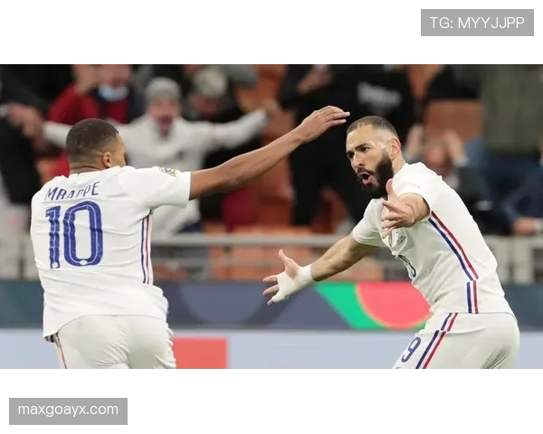 姆巴佩与本泽马战术角色对比：终结者与组织者的差异分析