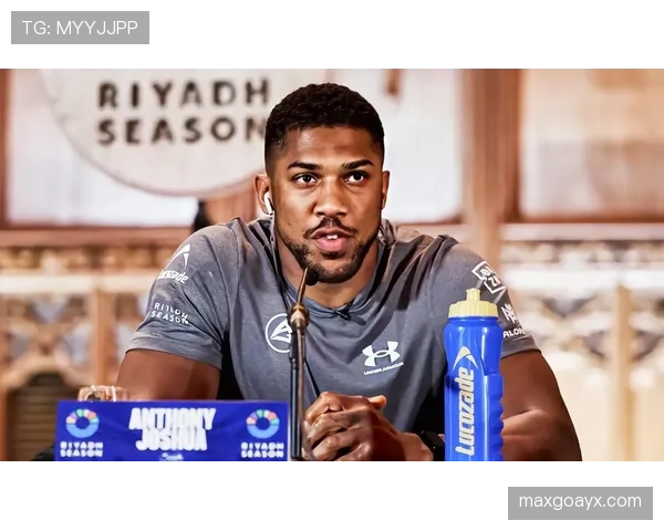 安东尼·约书亚训练完直接去夜店，保镖扛着蛋白粉桶跟在后面